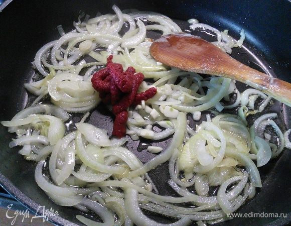 Добавляем чеснок и томат, обжариваем вместе 2-3 минуты. 