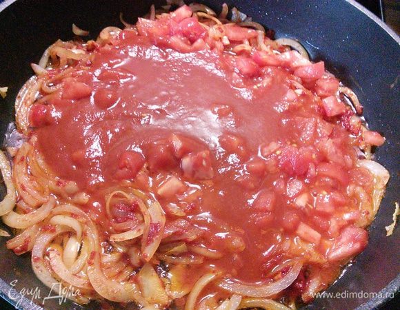 Добавляем помидоры в собственном соку, предварительно их измельчить, воду, соль, щепотку корицы и сахара. 