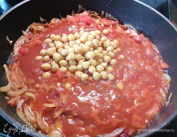 Выкладываем нут и тушим под крышкой 10 мин. 