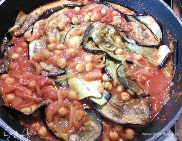 Готовые баклажаны выложить в соус, аккуратно перемешать, довести до кипения, выключить огонь и дать настояться 10 мин.  