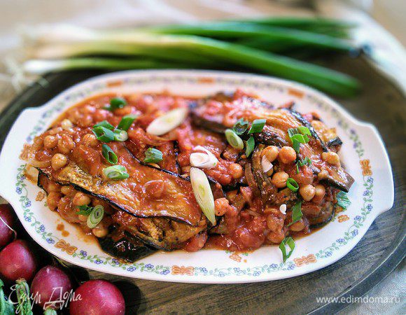 Я предпочитаю есть мусаку в холодном виде. Перед подачей присыпать рубленной петрушкой, ну или как я — зеленым лучком. 