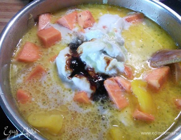 Влить овощной бульон, кокосовое молоко, соевый соус, сок половины лайма (оставшийся лайм понадобится для подачи).