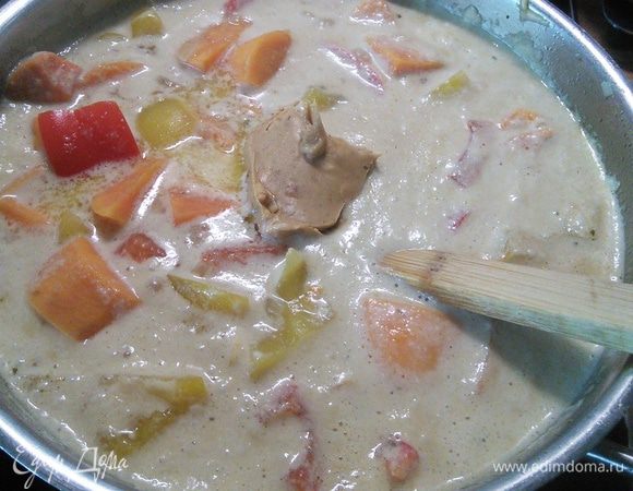 Когда картофель станет мягким, добавить арахисовую пасту, размешать, снять с огня.