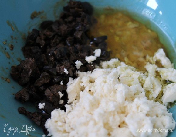 Далее добавить маслины, брынзу, раскрошенную руками, и масло. Переложить всю смесь в блендер и измельчить. 
