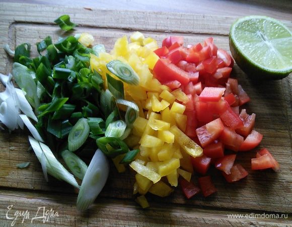 Для подачи мелко нарезать оставшийся болгарский перец, зеленый лук, подготовить арахис (лучше соленый и обжаренный на сухой сковороде), кинзу. Нарезать лайм на дольки.