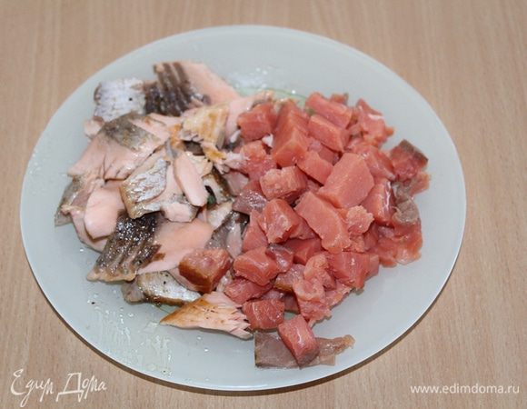 Свежий лосось либо отварить, либо пожарить на сковороде-гриль. Затем разобрать на кусочки, а копченый порезать.