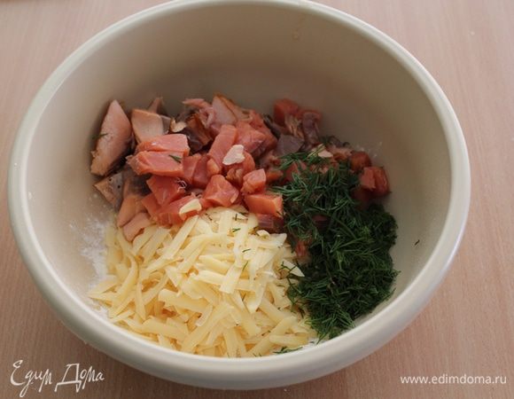 Смешать муку, натертый сыр, рыбу, укроп, разрыхлитель, соль и перец (с солью будьте осторожны, ведь она есть как в сыре, так и в рыбе).