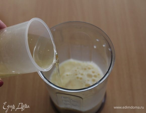 Чйца взбить с молоком, затем добавить растительное масло, и снова взбить.