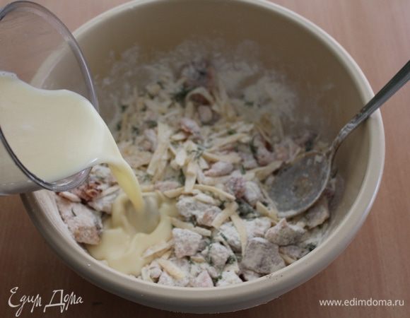 Молочную смесь добавить с сухой смеси, быстро перемешать.