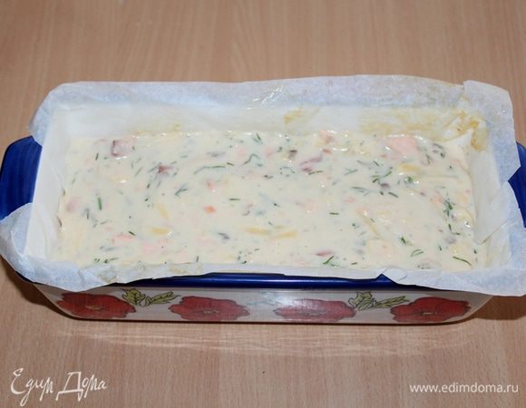 Выливаем тесто в форму.