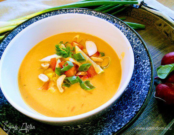 Наполнить пиалу горячим супом, выложить хрустящие добавки. Выложить дольку лайма, так каждый сможет сдобрить свой суп дополнительной порцией свежести!