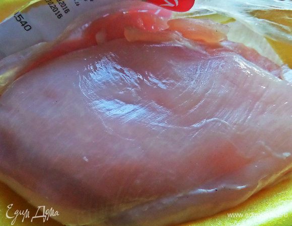 Подготовить куриную грудку, очистить от жиринок.