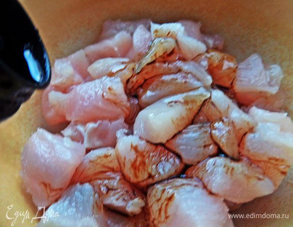 Полить в миске соевым соусом.