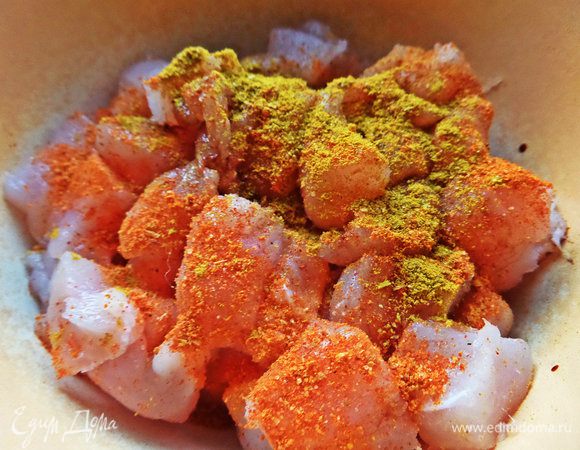 Посыпать карри и перцем.