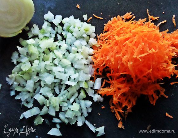 Морковку мелко натереть, половину лука измельчить.