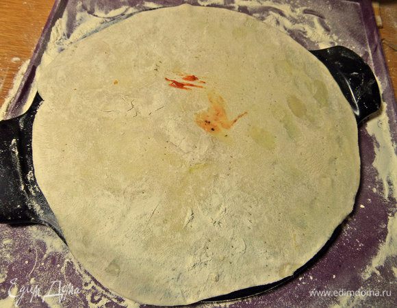 Раскатать пресное тесто. В этот раз делали все примерно: мука, соль, масло оливковое, вода «на глаз», но можно посмотреть конкретную рецептуру теста здесь: https://www.edimdoma.ru/retsepty/86953-pikantnaya-pitstsa-s-chorizo-i-tremya-syrami