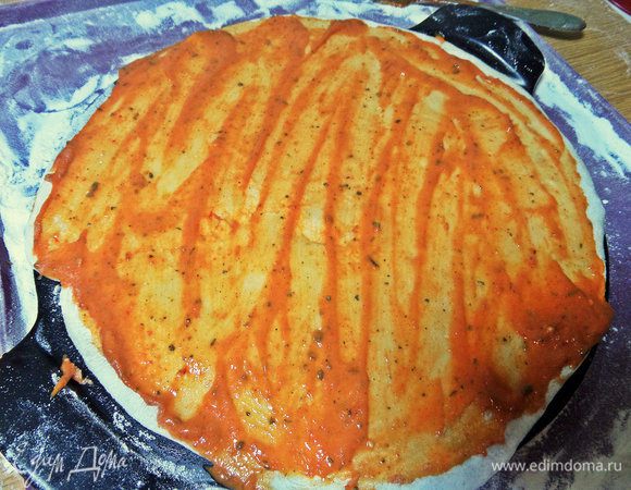 Смазать смесью томатного соуса, майонеза и базилика.