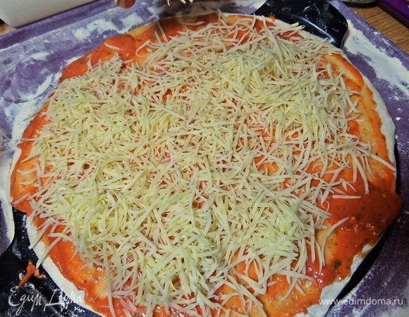 Посыпать густо тертым сыром.
