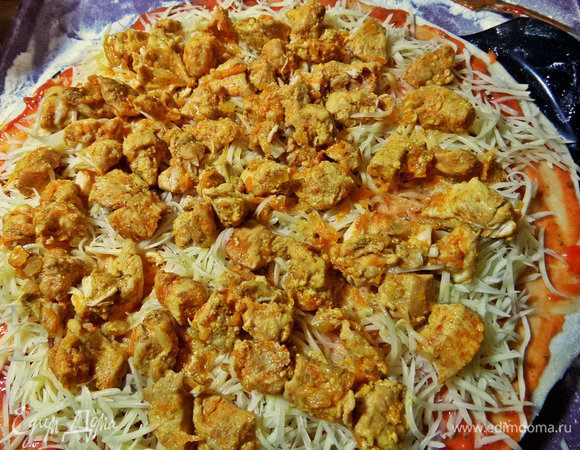 Сверху выложить кусочки курицы.