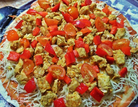 Рядом нарезанные кубиком перец и помидорки черри дольками.