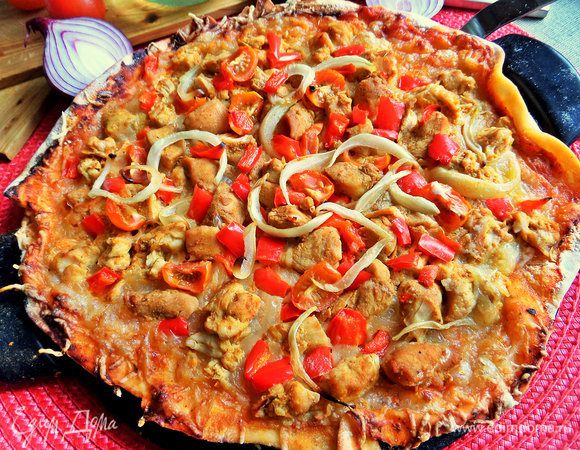 Сверху оставшийся лук по желанию. Выпекать на камне для пиццы в разогретой духовке до 180°С минут 15.