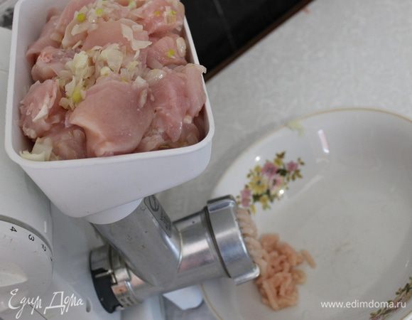 Лук нарежьте мелким кубиком и пассеруйте на сливочном масле до изменения цвета, но не пережаривайте. Лук вместе с куриным филе пропустите через мясорубку.