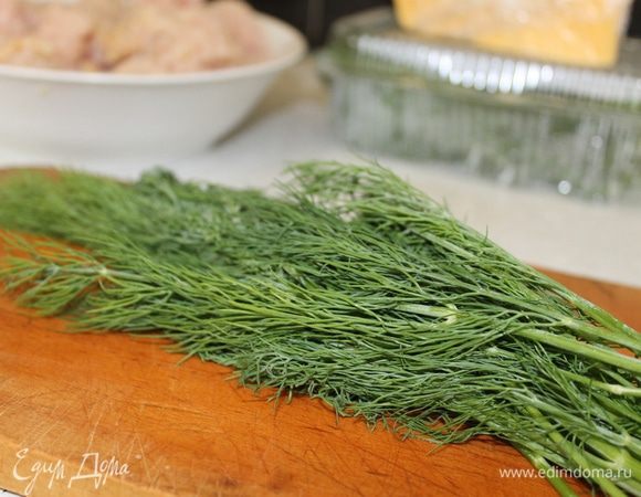 Нашинкуйте укроп и чеснок.