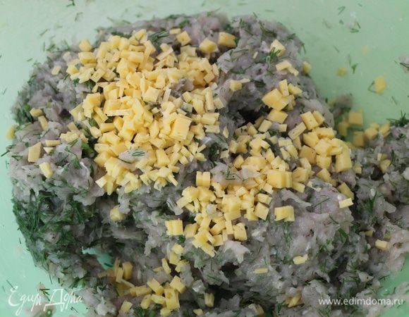 Нарежьте кубиками сыр. Добавьте к фаршу измельченную зелень с чесноком, сыр, соль и перец. Влейте не полный стакан ледяной воды и перемешайте фарш.