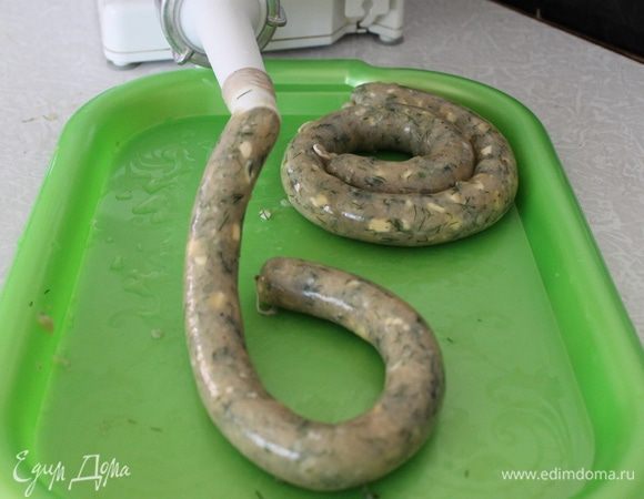 Нафаршируйте баранью череву (свиная так же подойдет) и сверните колбаски улиткой.