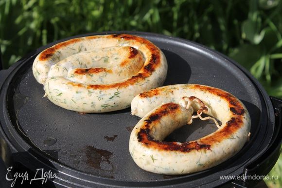 Положите колбаски на горячий гриль и обжаривайте на не сильном жаре, периодически переворачивая с одной стороны на другую.