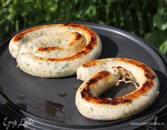 Положите колбаски на горячий гриль и обжаривайте на не сильном жаре, периодически переворачивая с одной стороны на другую.