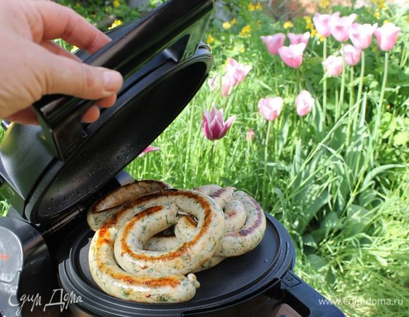 Когда все колбаски будут обжарены, сложите их в подходящую емкость. Если вы их жарили частями, прогрейте в течении 10 минут накрыв крышкой.