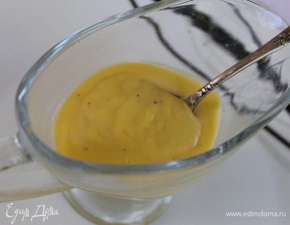 Пока спаржа отдыхает со специями, приготовьте на водяной бане  голландский соус. Соедините желтки с лимонным соком и постоянно мешая доведите их до загустения. Продолжая мешать вводите небольшими порциями сливочное масло. Соус должен приобрести гладкую шелковистую структуру. Добавьте к соусу соль и черный перец. 