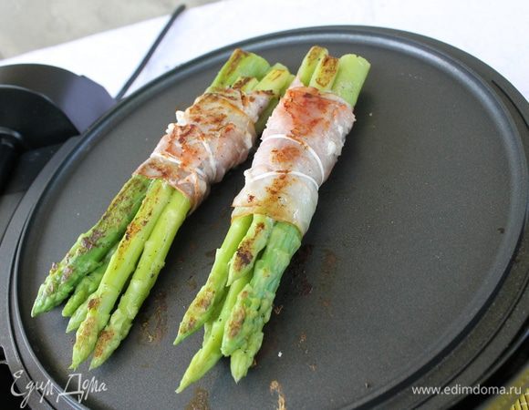 Выложите на гриль спаржу и обжарьте со всех сторон в течении 10 минут. Долго не обжаривайте, она должна остаться нежной и немного хрустящей.