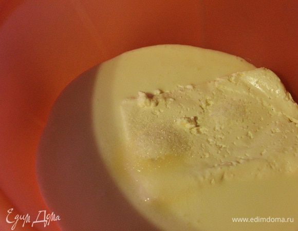 Смешать творог с кефиром, сахаром и солью.