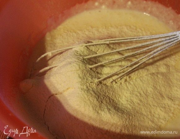 Добавить постепенно просеянные муку и разрыхлитель.