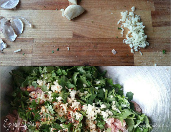 Чеснок чистим и мелко, мелко режем ножом. Добавляем к фаршу, туда же добавим немного молотого острого перца чили.