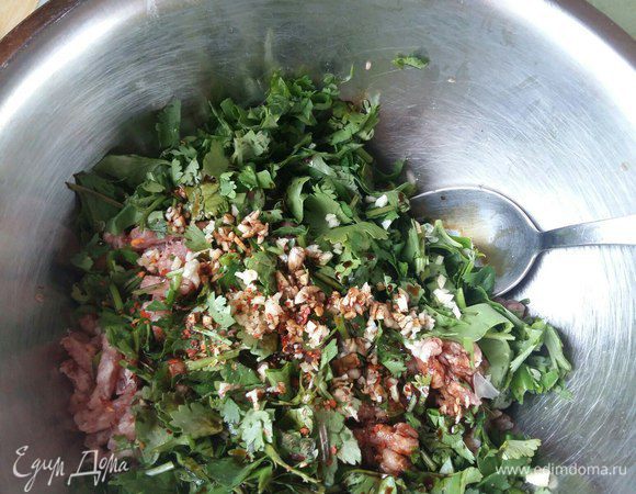 Добавим соевый соус. Соли я не добавляла ни грамма. На 500 г фарша достаточно 2 ст. л. соевого соуса.