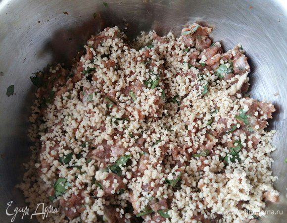 Туда же отправим буквально 20 г необжаренного арахиса, для придания мясу слегка уловимого орехового вкуса. Все перемешаем.