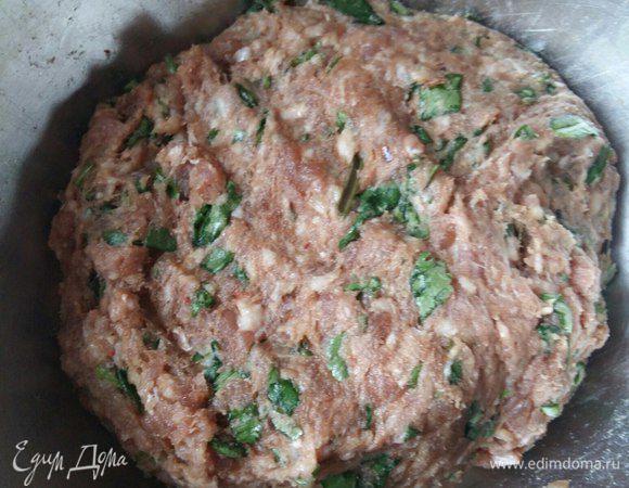 А теперь обязательно, не менее 20 раз, отобьем фарш в миске (берем фарш и бросаем обратно в миску). Это мы делаем для того, чтобы достичь однородности фарша и чтобы при жарке котлеты не развалились (из-за отсутствия в фарше яйца). Получилась замечательная основа для котлет.