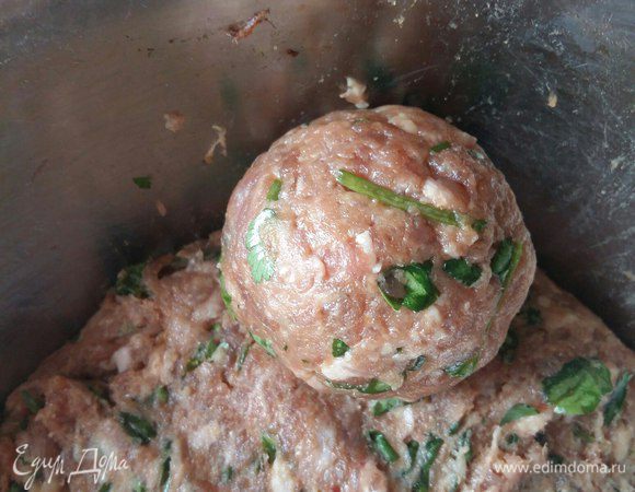 Сформируем шарики размером примерно с небольшое яйцо.