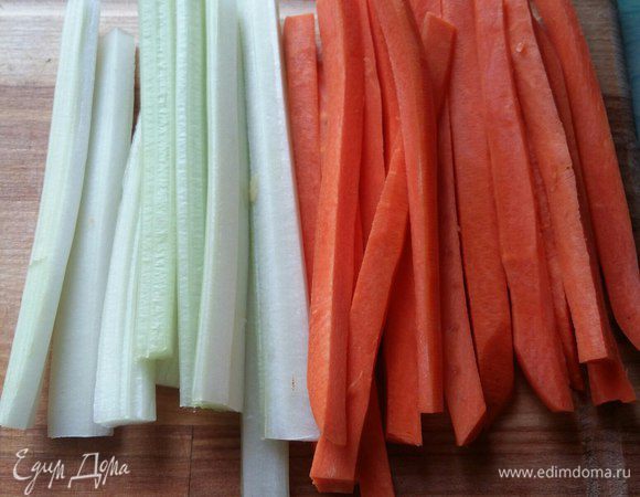 Теперь приготовим начинку для котлет. Берем морковь и сельдерей и режем на брусочки длиной 11–12 см. Чем длиннее, тем интереснее котлеты будут выглядеть в готовом виде. У меня были 11 см. Вот и весь процесс. Начинка для котлет готова. Все обрезки, которые образуются при формировании брусочков, пойдут в гарнир.