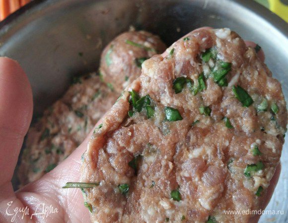 Берем 1 шарик и формируем на руке лепешку.