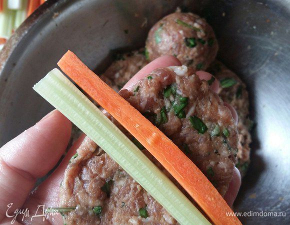 Сверху кладем по одному брусочку сельдерея и моркови.