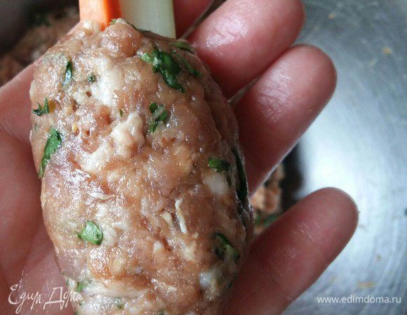 И формируем нашу котлетку. Двумя ладошками плотно скрепляем со всех сторон. Жаль нет третьей руки, чтобы сфотографировать этот процесс.