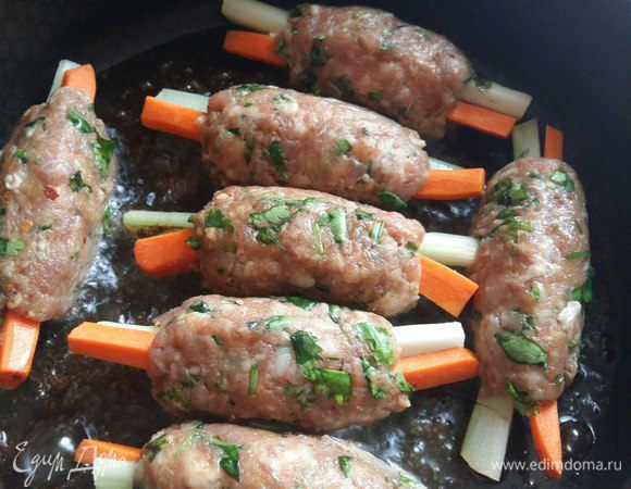 На сковороду наливаем растительное масло и обжариваем подготовленные котлеты со всех сторон до готовности. 