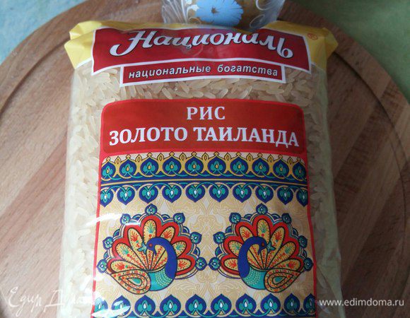 Котлеты готовы, теперь займемся гарниром. Конечно эти котлеты уже можно просто выложить на блюдо с зеленью и так подать к столу, но я предлагаю гарнир. Для этого возьмем рис. Достаточно половины стакана.