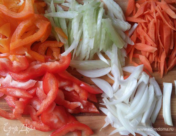 Все овощи нарежем соломкой, лук перышком, у меня не оказалось в доме зеленого перца, а то было бы веселее. Но зелень спасла ситуацию! 