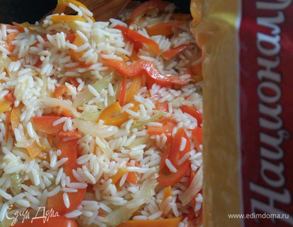 Перемешаем рис и обжарим в течении 5 минут, рис за это время пропитается вкусом овощей.