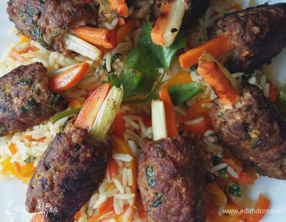 Выкладываем горкой на блюдо рис с овощами, сверху укладываем наши котлетки.